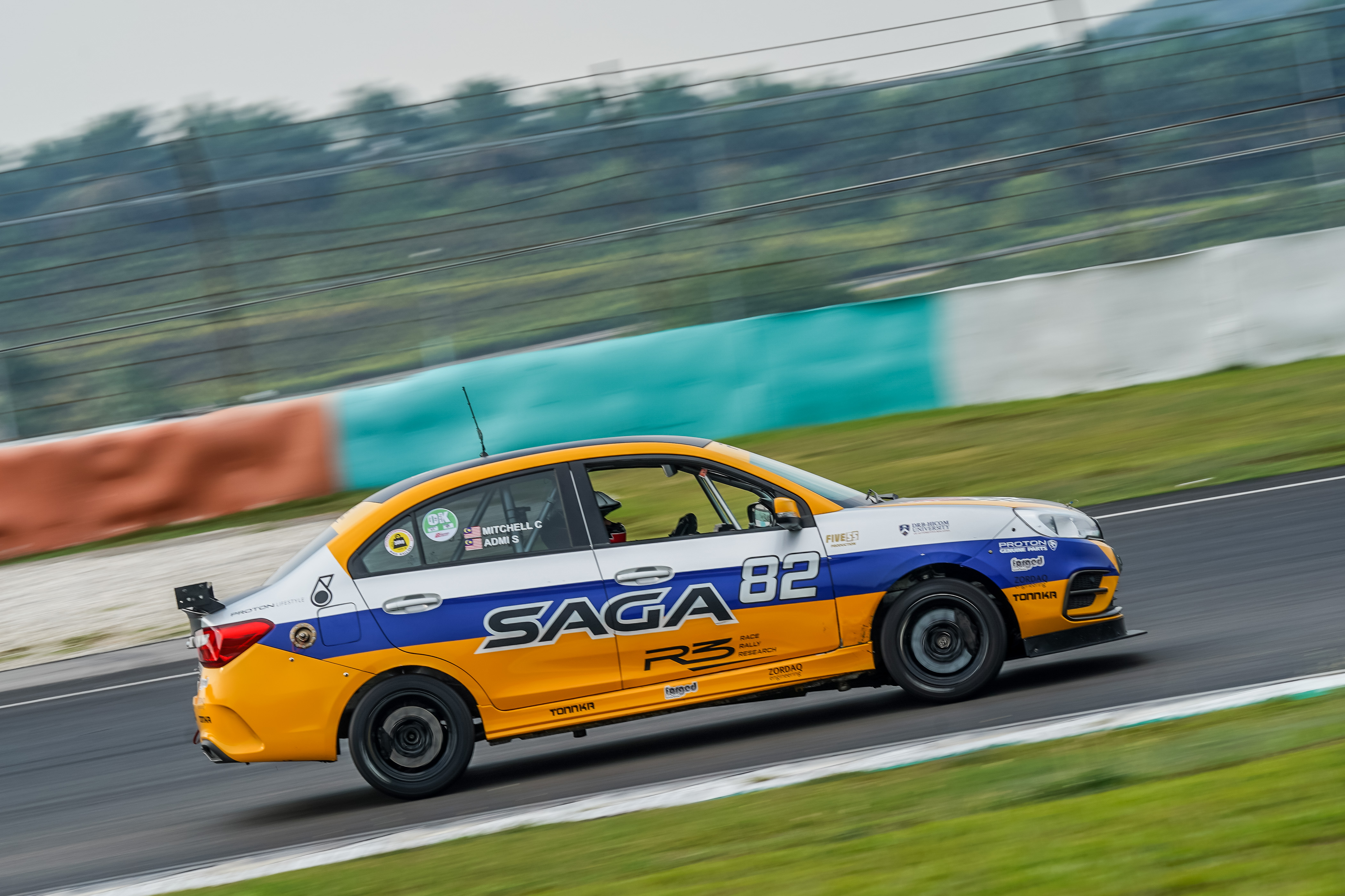 Proton Saga R3 masuk perlumbaan kali pertama, terus podium! • Motoqar