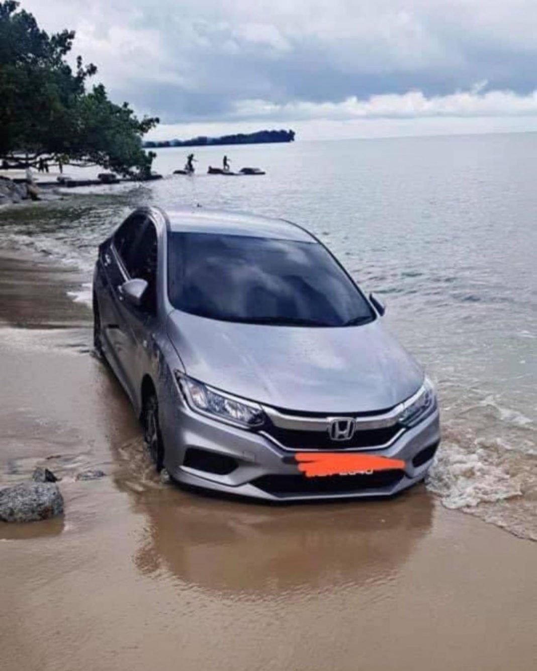 Warga asing panik selepas kereta dipandu 'menyelam' dalam ...