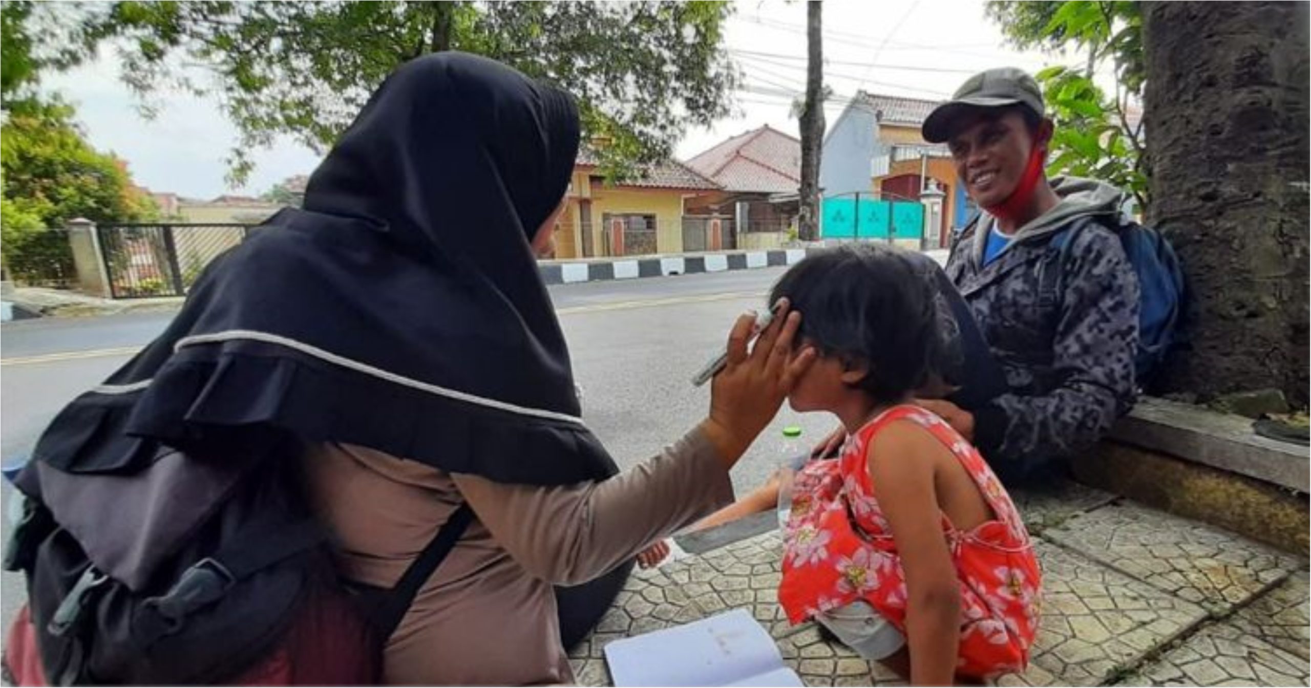 Suami Isteri Berjalan Kaki Ratusan Kilometer Untuk Balik Kampung • Motoqar 4665